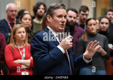 Candidat à la direction du travail, Monsieur Kier Starmer (gauche) MP, parle à l'unisson siège à Euston, Londres, après l'Union européenne a déclaré son soutien pour lui. Banque D'Images