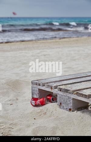 Deux boîtes de coke laissées sur une plage à Cancun, au Mexique Banque D'Images