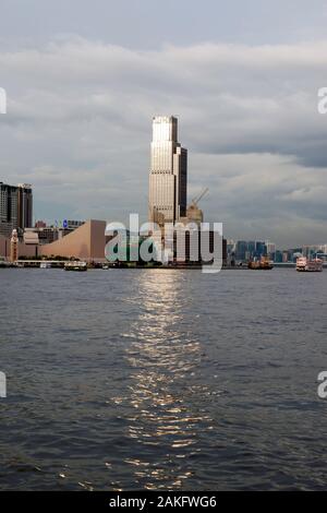 Compte tenu de la soirée à quai Victoria & InterContinental et le Centre Culturel de Hong Kong, sur le front de mer de Tsim Sha Tsui, Hong Kong Banque D'Images