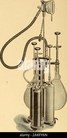 Anaesthesia anaesthetics et général et local . Fig. 22.-Goldans Appareils pour N20 et O. (Am. Jour. Med. Sci., juin 1901.) 94 L'oxyde nitreux. Fig. 23.-Appareil pour N20 et O (Dent Blanche. Co.). L'OXYDE NITREUX 95 Fig. 23. Un cylindre contient de l'oxygène pur. Les autres sont remplis d'oxyde nitreux. Il y a des sacs en caoutchouc, de couleurs différentes pour éviter la confusion, blackfor l'oxyde nitreux et rouge pour l'oxygène. Il y a des clefs qui ouvrent les soupapes des cylindres et permettre à lesystème remplir les sacs dans les tubes. Une autre série de soupapes étant fermé, le gaz reste dans les sacs. Un Byopening Nitr Banque D'Images