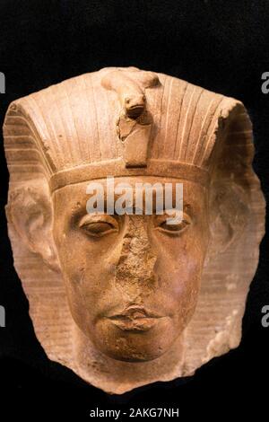 Photo prise lors de l'ouverture visite de l'exposition 'Sésostris III, pharaon de légende", Lille, France. Chef de Sésostris III, quartzite. Banque D'Images