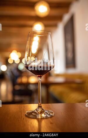 Un verre de vin rouge dans une ferme à Stellenbosch, Afrique du Sud Banque D'Images