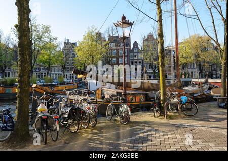 Beaucoup de vélos dans un parking vélo typique d'Amsterdam Banque D'Images