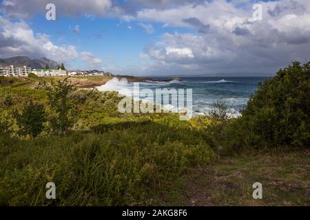 Un panorama de l'océan à Hermanus, Afrique du Sud, une ville connue pour l'observation des baleines Banque D'Images