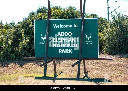 Le signe à l'entrée de l'Addo Elephant National Park, près de Port Elizabeth, Afrique du Sud Banque D'Images