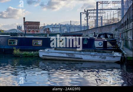 Bateaux Canal attaché dans le bassin de St Pancras sur le Regent's Canal, avec une vue sur le château d'eau, musée victorien près de King's Cross, Londres Banque D'Images