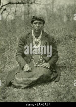 Organisé ou participé à des expéditions par la Smithsonian Institution.. . Fig. 102.-chef de guerre de la Twin Lake Chippewa. Le nez est de bonne taille, de moyenne importance, et differsconsiderably en forme chez les hommes ; c'est dans la moitié des cas plus lessaquiline ou, chez les femmes surtout, droites, concaves ou convexes concavo-.Le septum est fréquemment l'horizontale ou presque. en particulier dans les femmes. La moyenne de l'indice nasal est mesorhinic. comme amongthe majorité des Indiens. 98 Smithsonian Miscellaneous Collections 0L. 66^nathisni proi alvéolaire dans la moyenne est légèrement pour moderatelymore marqués que dans les blancs Banque D'Images