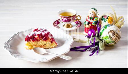 Morceau de gâteau tarte aux canneberges ronde sur plaque blanche sur fond de table en bois avec décoration de Noël nouvelle année vue en gros plan. Selective focus Banque D'Images