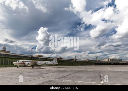 Vue grand angle du terminal de l'aéroport de Tempelhof à Berlin, sous un ciel orageux et avec un USAF DC4 désaffecté en premier plan Banque D'Images