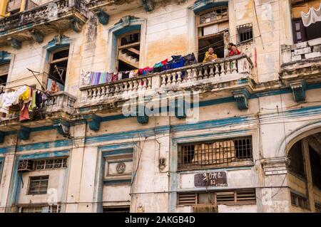 Blanchisserie dans les bâtiments et la vie quotidienne à La Havane, Cuba Banque D'Images