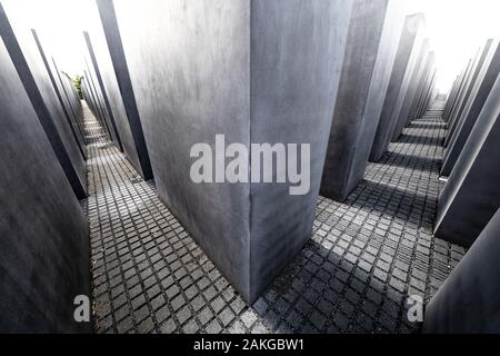 Vue symétrique grand angle du Mémorial aux Juifs assassinés d'Europe, avec des dalles de béton formant un labyrinthe Banque D'Images