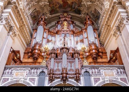 Vue symétrique grand angle de l'immense orgue en bois de la cathédrale de Berlin, sous une voûte couverte de fresques Banque D'Images