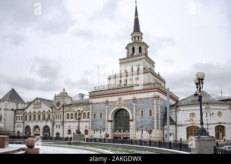 = Les principaux bâtiments de Kazansky Gare sur une journée d'hiver Nuageux  = Vue de Komsomolskaya (ancien Kalanchevskaya) carré sur le bâtiment principal Banque D'Images