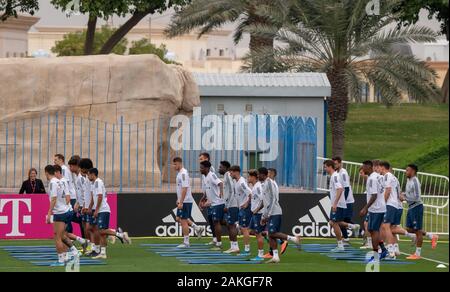 Doha, Qatar. 09Th Jan, 2020. L'équipe du FC Bayern Munich lors d'une session pratique dans la matinée sur le terrain d'entraînement. FC Bayern séjourneront dans la ville du désert pour son camp d'entraînement jusqu'à 10.01.2020. Crédit : Peter Kneffel/dpa/Alamy Live News Banque D'Images