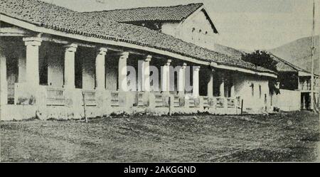 Architecte et ingénieur . En 1776, ingénieur à la sortie de flèches brûlantes tule toit par Indiansduring hostile d'une attaque a causé la perte des premiers bâtiments par le feu. Theundaunted Padres reconstruit, mais à deux reprises au cours de l'nextten ans leurs bâtiments ont été de nouveau détruit par un incendie. Trois de ces unfortunateexperiences apparemment stimulé leur ingéniosité pour inventer un toit résistant au feu que coveringmore tules. En tout cas, c'est à San Luis Obispo que werefirst fait ces tuiles en terre cuite qui ont été ensuite adoptées à allof la Mission des établissements, et avons* Banque D'Images