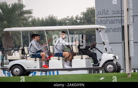 Doha, Qatar. 09Th Jan, 2020. Leon Dajaku (l-r), Benjamin Pavard (undercover) et Ivan Perisic dur après une séance d'essai du FC Bayern Munich le matin avec un caddy de transport sur la zone d'entraînement. FC Bayern séjourneront dans la ville du désert pour son camp d'entraînement jusqu'à 10.01.2020. Crédit : Peter Kneffel/dpa/Alamy Live News Banque D'Images