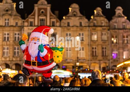 France, Pas-de-Calais (62), Arras, le marché de Noël sur la Grand'Place est considéré comme un des plus beaux dans le Nord de la France Banque D'Images