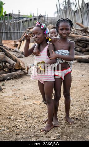 Côte d'Ivoire, Grand Lahou, district de Grand Lahou,les filles Banque D'Images