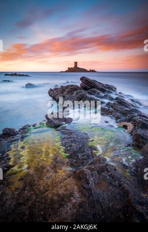 La France, Var, Agay, commune de Saint-Raphaël, Corniche d'Or, l'île d'Or tour au Cap du Dramont Banque D'Images