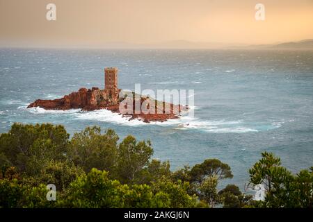 La France, Var, Agay, commune de Saint-Raphaël, Corniche d'Or, l'île d'Or tour au Cap du Dramont Banque D'Images