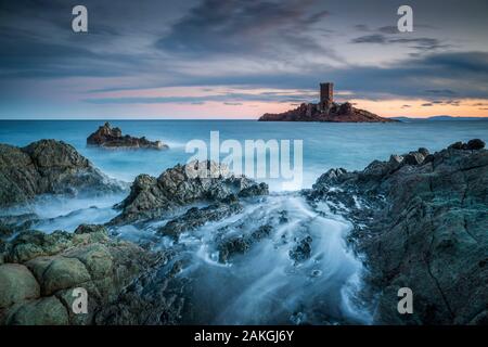 La France, Var, Agay, commune de Saint-Raphaël, Corniche d'Or, l'île d'Or tour au Cap du Dramont Banque D'Images