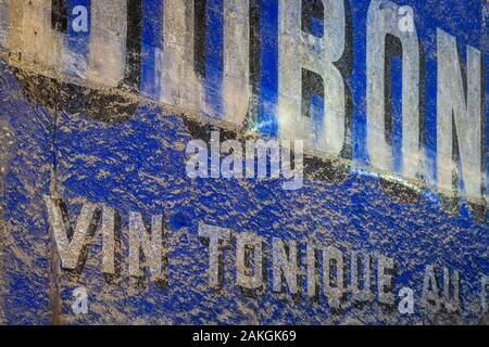 France, Alpes-de-Haute-Provence , Sisteron, ancienne publicité peinte sur une façade Banque D'Images