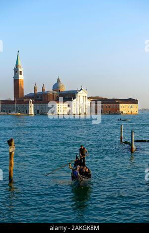 Italie, Vénétie, Venise, classé au Patrimoine Mondial par l'UNESCO, gondoles à le bassin de San Marco (Bacino di San Marco) avec l'île et l'église San Giorgio Maggiore en arrière-plan Banque D'Images