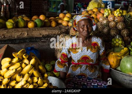 Côte d'Ivoire, Abidjan, Treichville,vendeuse de fruits du marché Banque D'Images