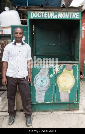 Côte d'Ivoire, Abidjan, Treichville, marché watch shop Banque D'Images