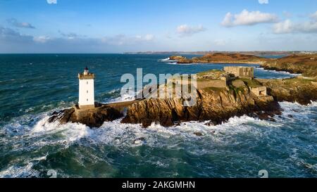 France, Manche, mer d'Iroise, Parc Naturel Régional d'Armorique (Parc naturel régional d'Armorique), le conquet, Pointe de Kermorvan, phare de Kermorvan (vue aérienne) Banque D'Images