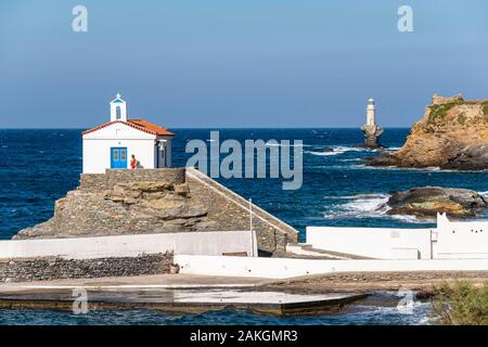 La Grèce, l'archipel des Cyclades, l'île d'Andros Andros Hora (ou), et de l'église Agia Thalassini Tourlitis lighthouse en arrière-plan Banque D'Images