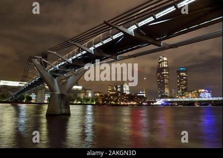 Royaume-uni, Londres, le Millenium Bridge, le Tate Modern gauche et celui de l'architecte Ian Simpson Blackfriars droit dans l'arrière-plan Banque D'Images
