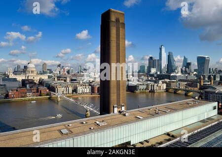 Royaume-uni, Londres, quartier de Southwark, le Tate Modern, le Millennium Bridge par l'architecte Norman Foster sur la rivière Thames et la Cathédrale St Paul dans la ville en arrière-plan, les gratte-ciel de la ville avec les 20 Fenchurch Street Walkie-Talkie surnommé le conçu par l'architecte Rafael Vinoly sur la droite Banque D'Images