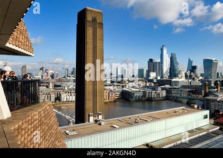 Royaume-uni, Londres, quartier de Southwark, interrupteur chambre exposée à la Tate Modern au bord de la Tamise et les gratte-ciel de la ville avec les 20 Fenchurch Street Walkie-Talkie surnommé le conçu par l'architecte Rafael Vinoly sur la droite Banque D'Images