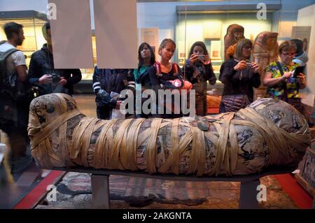 Royaume-uni, Londres, Bloomsbury, le British Museum, l'Égypte ancienne, Cléopâtre, la momie d'un des jeunes femmes de Gournah, Thèbes, période romaine, début 2e siècle ap. Banque D'Images