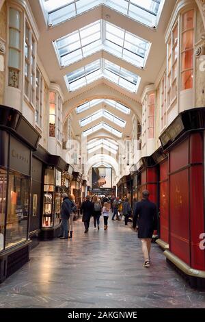 Royaume-uni, Londres, Mayfair, Burlington Arcade, une galerie marchande couverte qui court derrière Bond Street de Piccadilly jusqu'à Burlington Gardens Banque D'Images