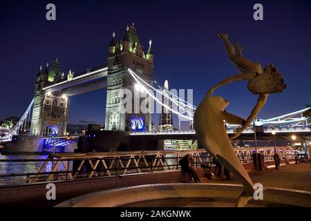 Royaume-uni, Londres, quartier de Tower Hamlets, Tower Bridge sur la Tamise, David Wynne's sculpture la fille avec un dauphin et le Shard London Bridge Tower de l'architecte Renzo Piano, la plus haute tour de Londres Banque D'Images