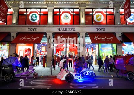 Royaume-uni, Londres, Regent Street, Hamleys toy store façade Banque D'Images