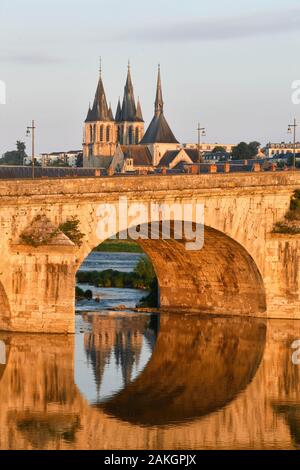 France, Loir et Cher, vallée de la Loire classée au Patrimoine Mondial de l'UNESCO, Blois, Pont Jacques Gabriel, pont au-dessus de la Loire et en arrière-plan, l'église de Saint Nicolas Banque D'Images