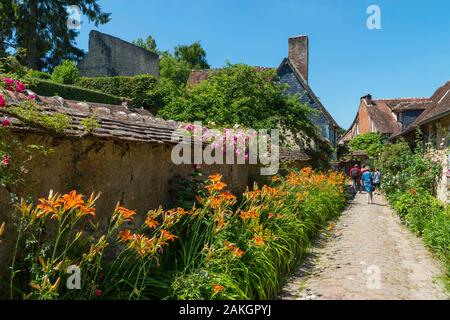 La France, l'Oise, Gerberoy, classé Plus Beaux Villages de France, ses maisons des xviie et xviiie siècles, faite de bois et s/n ou briques et silex, Gerberoy faire un lieu unique de marcher au printemps et en été, les rosiers grimpants sur les façades de transformer la ville en un véritable jardin de roses Banque D'Images