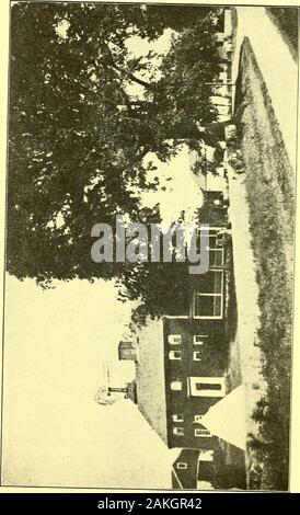 Le gouve livre ; histoire et généalogie de la famille américaine de Gove, et notes des Goves . 1967) de Salem, Massachusetts, en 1897.L'acheteur l'amélioration de la vieille maison et vécu ici,comme sa maison d'été, jusqu'à ce que la maison a été incendiée par un cocktail molotov, j'ai connu octobre 1913, lorsqu'il a été deux cen-turies vieux. En même temps une tentative infructueuse a été madeto brûler la grange, qui s'élevait près de la maison. M. Gove erecteda accueil d'été près de l'ancien site, et y vivaient plus lessduring ou chaque été jusqu'à son décès en 1920. Il a rempli le oldcellar, et résolut de repérer sa place par un monument en granit, sur Banque D'Images