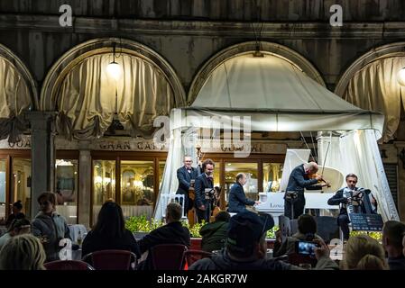 Italie, Vénétie, Venise, les concerts sur la terrasse du grand café quadri dans la place Saint Marc Banque D'Images