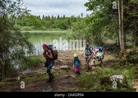 France, Jura, Prenovel, randonnée avec un âne à Etival lac dans les montagnes du Jura Banque D'Images