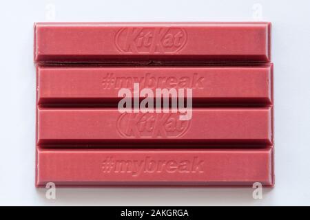 Bar de Kit-Kat Kitkat Kit Kat fait avec ruby les fèves de cacao retiré de l'emballage sur blanc - Découvrez une nouvelle expérience du chocolat - UK, Royaume-Uni Banque D'Images