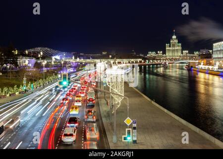 Le point de vue de la Moskova, Zaryadye Park et l'un des "sept Sœurs" gratte-ciel avec une illumination de Noël sur l'avant-plan, Moscou, Russie Banque D'Images