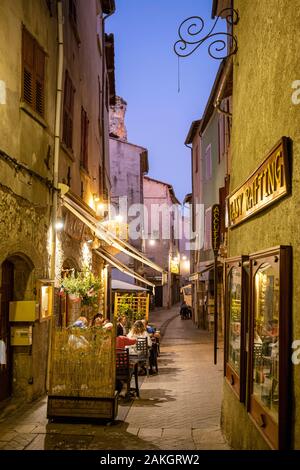 France, Alpes de Haute Provence (04), parc naturel régional du Verdon, Castellane, rue du mitan, terrasse du restaurant La Voûte Banque D'Images