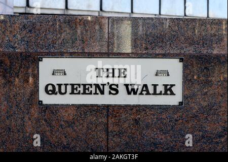 La Queen's Walk est une promenade située sur la rive sud de la Tamise, à Londres, en Angleterre, entre le pont Lambeth et Tower Bridge, au Royaume-Uni Banque D'Images