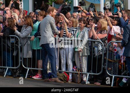 Castle Hill, Windsor, Berkshire, Royaume-Uni. 18 mai, 2018. Le prince Harry et son frère le prince William salue la foule d'attente à l'extérieur du château de Windsor la nuit avant le mariage de prince Harry à Meghan Markle. Credit : Maureen McLean/Alamy Banque D'Images