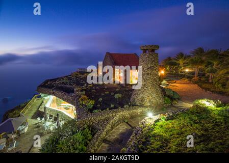 Espagne, Canaries, l'île de El Hierro, Guarazoca, le Mirador de la Pena, affichage et d'un restaurant conçu par le célèbre artiste César Manrique, dusk Banque D'Images