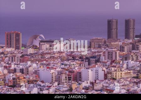 L'Espagne, Iles Canaries, Tenerife, l'île Santa Cruz de Tenerife, augmentation de la vue de la ville et de l'Auditorium de Santa Cruz conçu par l'architecte Santiago Calatrava, dusk Banque D'Images